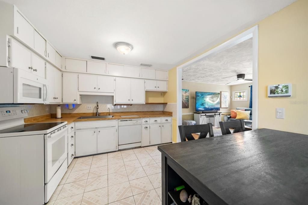 For Sale: $349,000 (2 beds, 2 baths, 964 Square Feet)