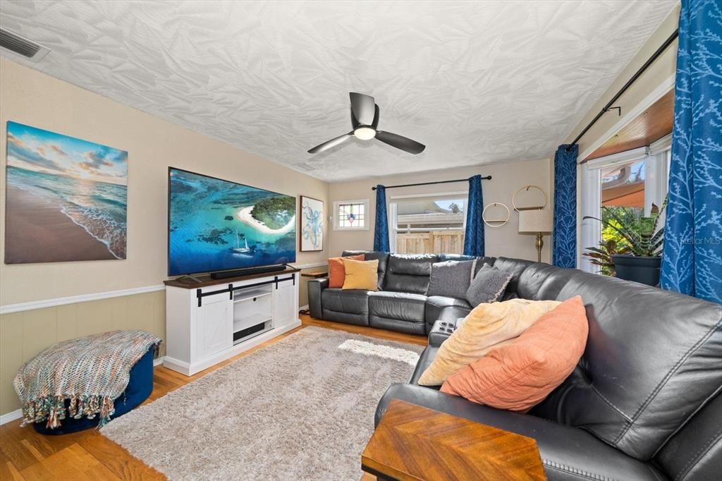 For Sale: $349,000 (2 beds, 2 baths, 964 Square Feet)