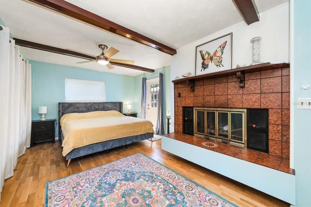 For Sale: $349,000 (2 beds, 2 baths, 964 Square Feet)