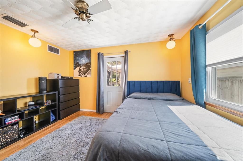 For Sale: $349,000 (2 beds, 2 baths, 964 Square Feet)