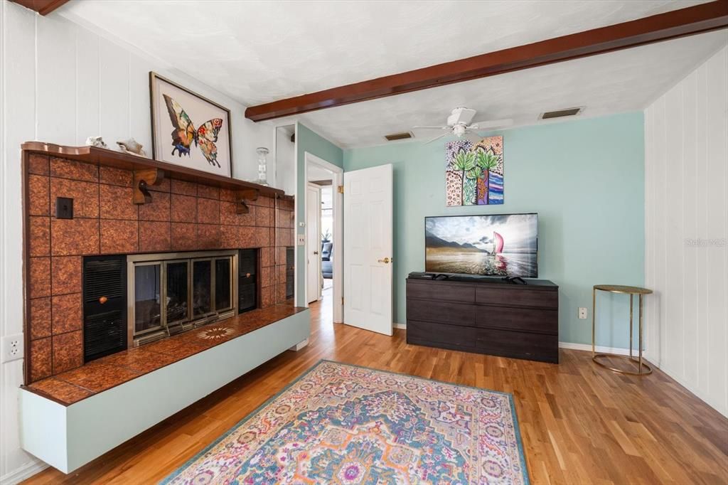 For Sale: $349,000 (2 beds, 2 baths, 964 Square Feet)