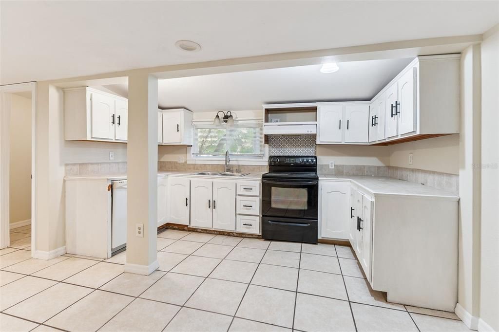 待售: $235,000 (3 贝兹, 1 浴室, 1152 平方英尺)