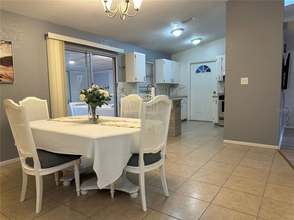 На продажу: $199,900 (3 спален, 2 ванн, 1008 Квадратных фут)