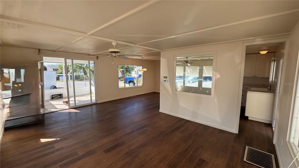 For Sale: $225,000 (2 beds, 1 baths, 900 Square Feet)