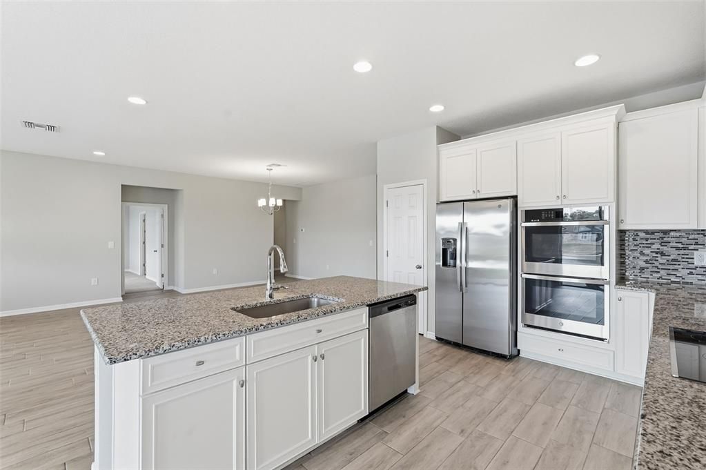 待售: $430,000 (4 贝兹, 3 浴室, 2313 平方英尺)