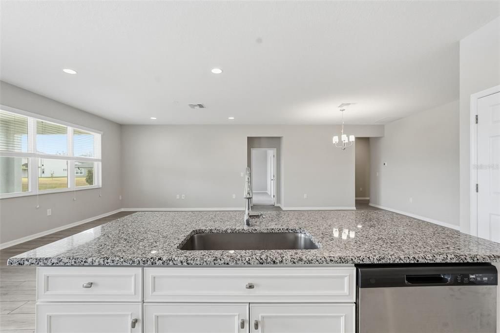 待售: $430,000 (4 贝兹, 3 浴室, 2313 平方英尺)