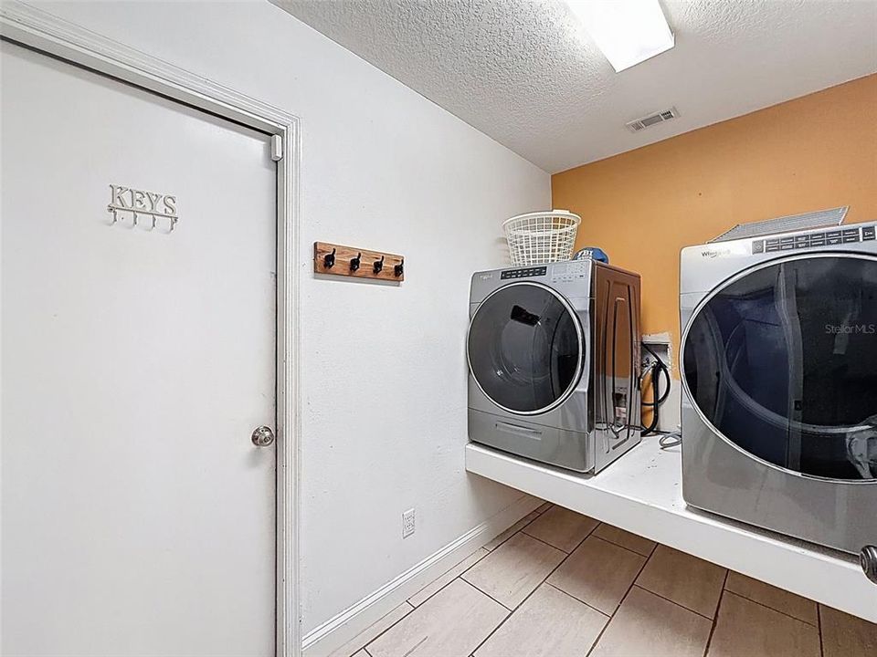 待售: $360,000 (3 贝兹, 2 浴室, 2150 平方英尺)