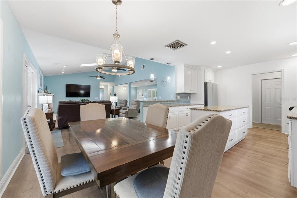 На продажу: $699,900 (3 спален, 2 ванн, 2014 Квадратных фут)