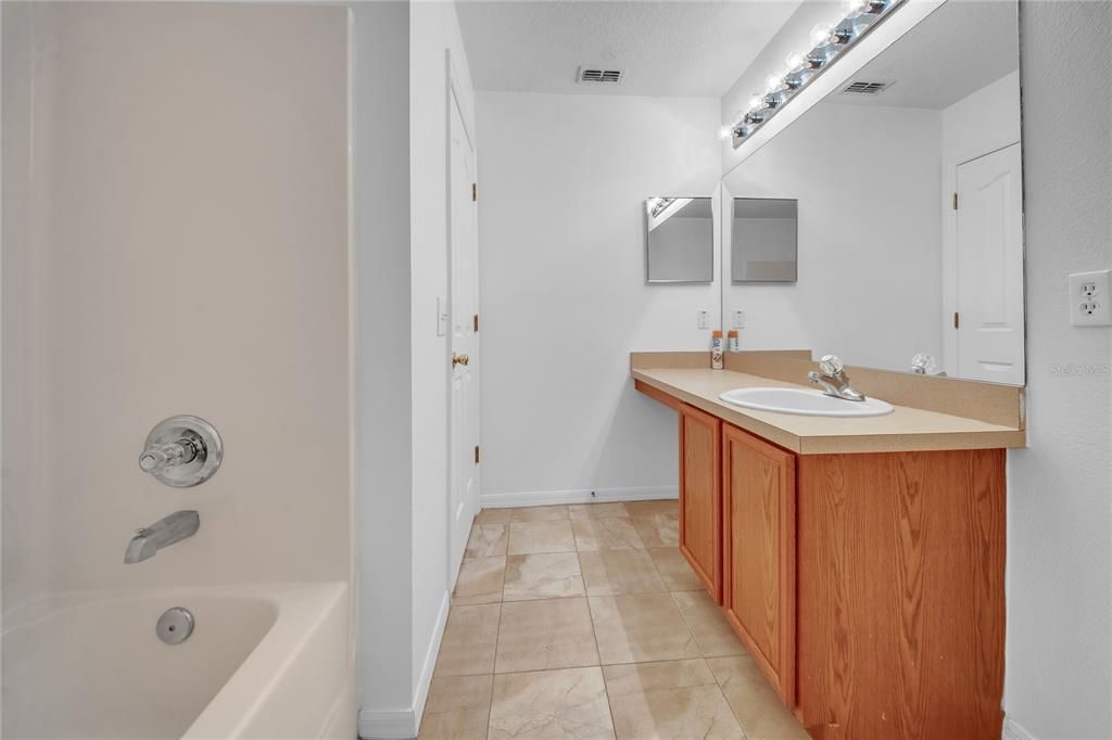 На продажу: $464,900 (3 спален, 2 ванн, 2112 Квадратных фут)