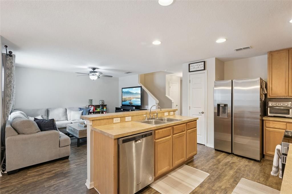 合同活跃: $365,000 (3 贝兹, 2 浴室, 1744 平方英尺)