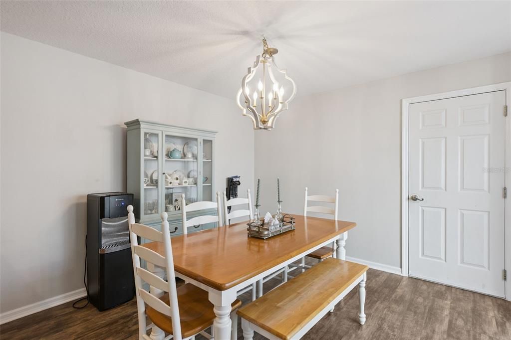 合同活跃: $365,000 (3 贝兹, 2 浴室, 1744 平方英尺)