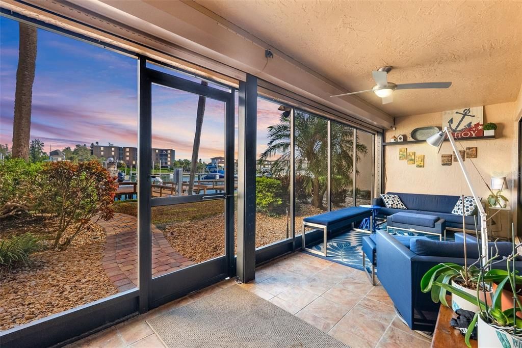 На продажу: $655,000 (2 спален, 2 ванн, 1220 Квадратных фут)