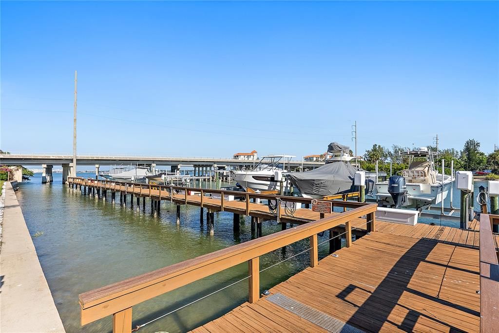 На продажу: $655,000 (2 спален, 2 ванн, 1220 Квадратных фут)