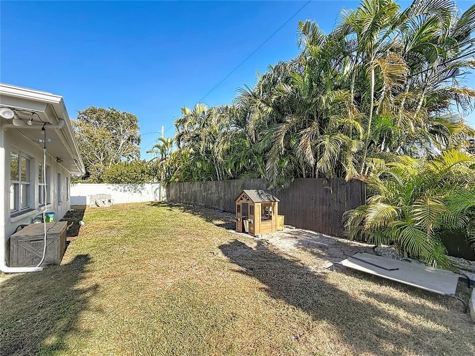 For Sale: $650,000 (4 beds, 2 baths, 1817 Square Feet)