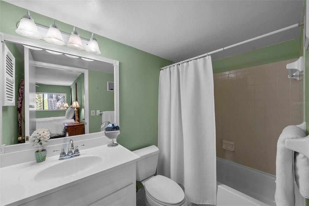 For Sale: $219,000 (2 beds, 2 baths, 1025 Square Feet)