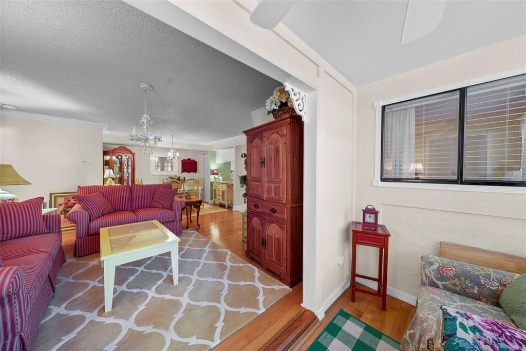 For Sale: $219,000 (2 beds, 2 baths, 1025 Square Feet)