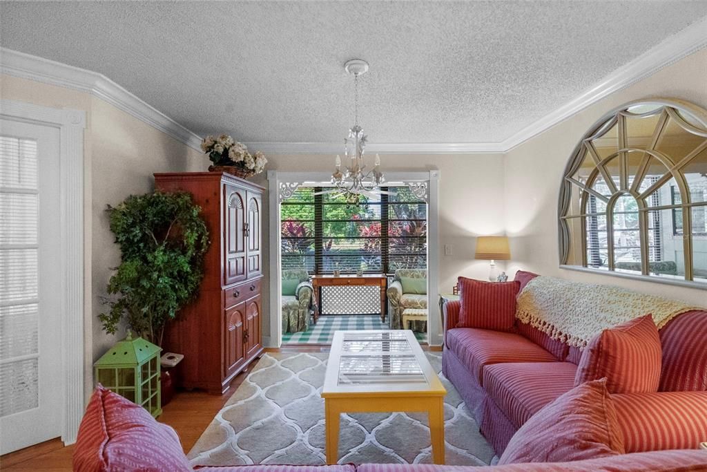 For Sale: $219,000 (2 beds, 2 baths, 1025 Square Feet)