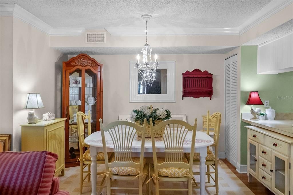 For Sale: $219,000 (2 beds, 2 baths, 1025 Square Feet)