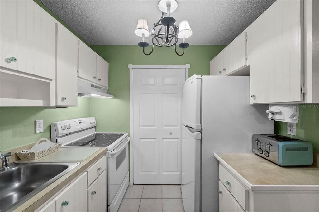 For Sale: $219,000 (2 beds, 2 baths, 1025 Square Feet)