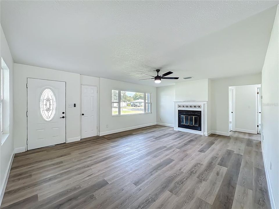 For Sale: $385,000 (4 beds, 2 baths, 1320 Square Feet)