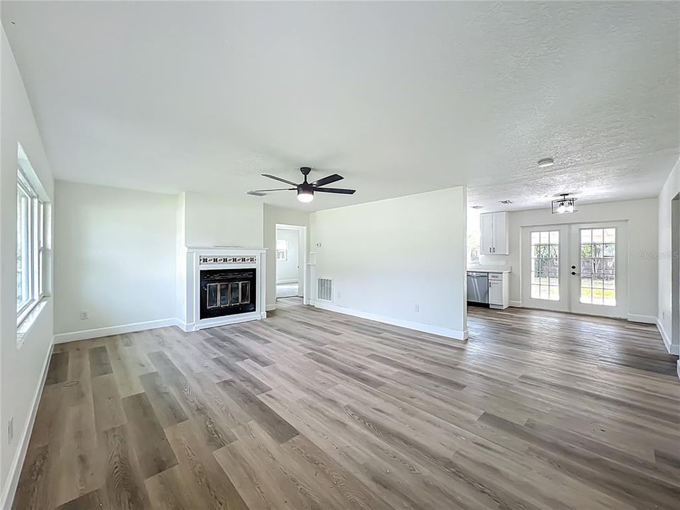 For Sale: $385,000 (4 beds, 2 baths, 1320 Square Feet)