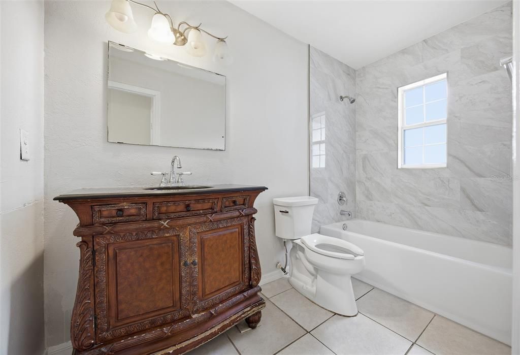 Под контрактом: $374,900 (3 спален, 2 ванн, 1550 Квадратных фут)