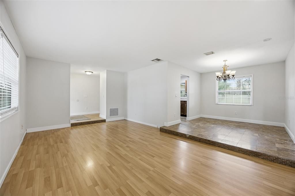 Под контрактом: $374,900 (3 спален, 2 ванн, 1550 Квадратных фут)