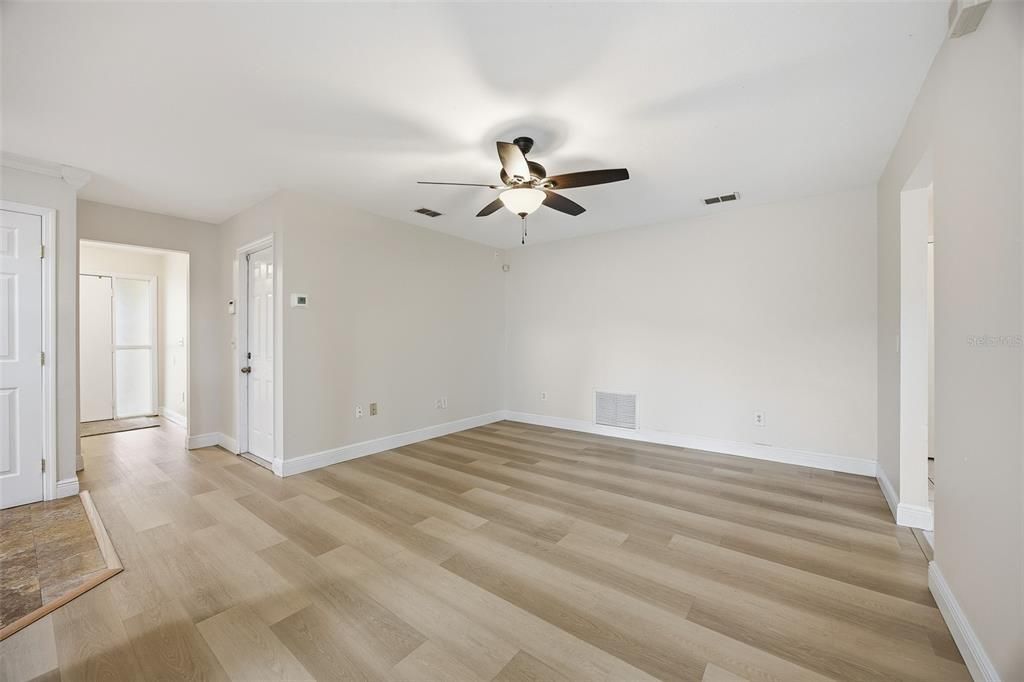 Под контрактом: $374,900 (3 спален, 2 ванн, 1550 Квадратных фут)