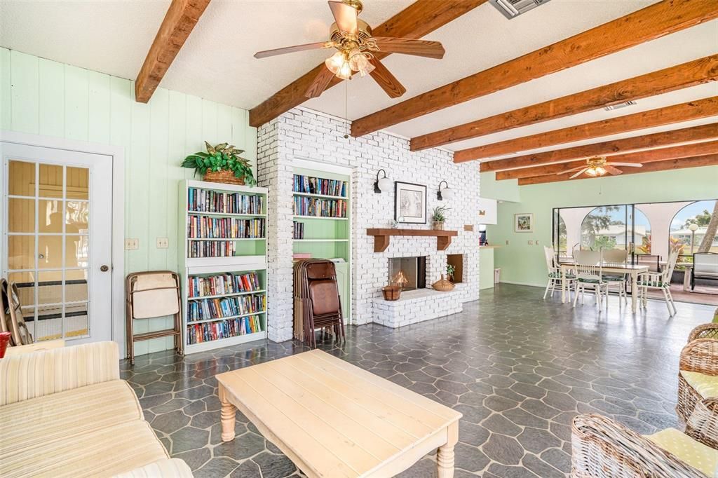 For Sale: $178,000 (2 beds, 2 baths, 1100 Square Feet)