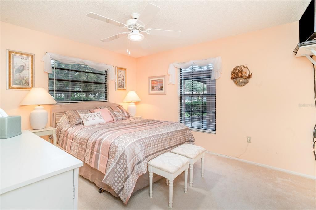 For Sale: $178,000 (2 beds, 2 baths, 1100 Square Feet)