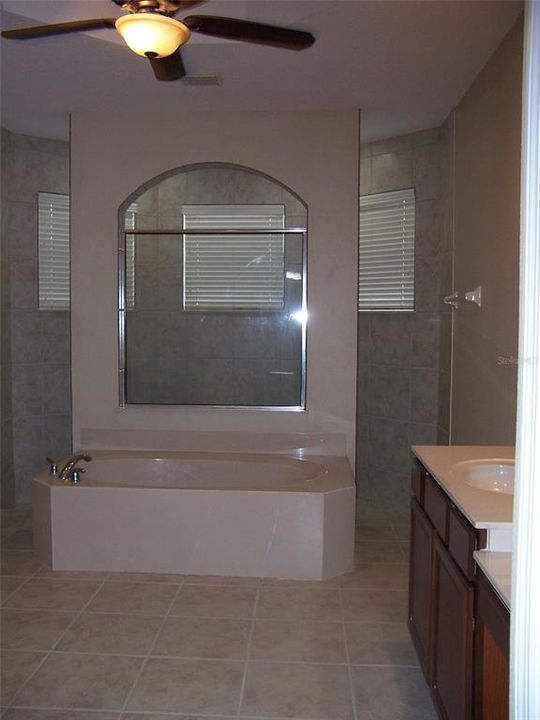 出租: $2,600 (4 贝兹, 3 浴室, 2798 平方英尺)