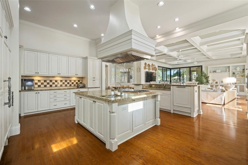 For Sale: $2,995,000 (5 beds, 5 baths, 7969 Square Feet)