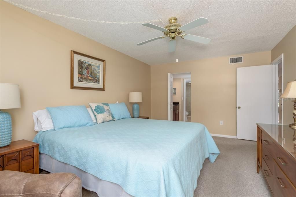 待售: $164,900 (2 贝兹, 2 浴室, 1270 平方英尺)