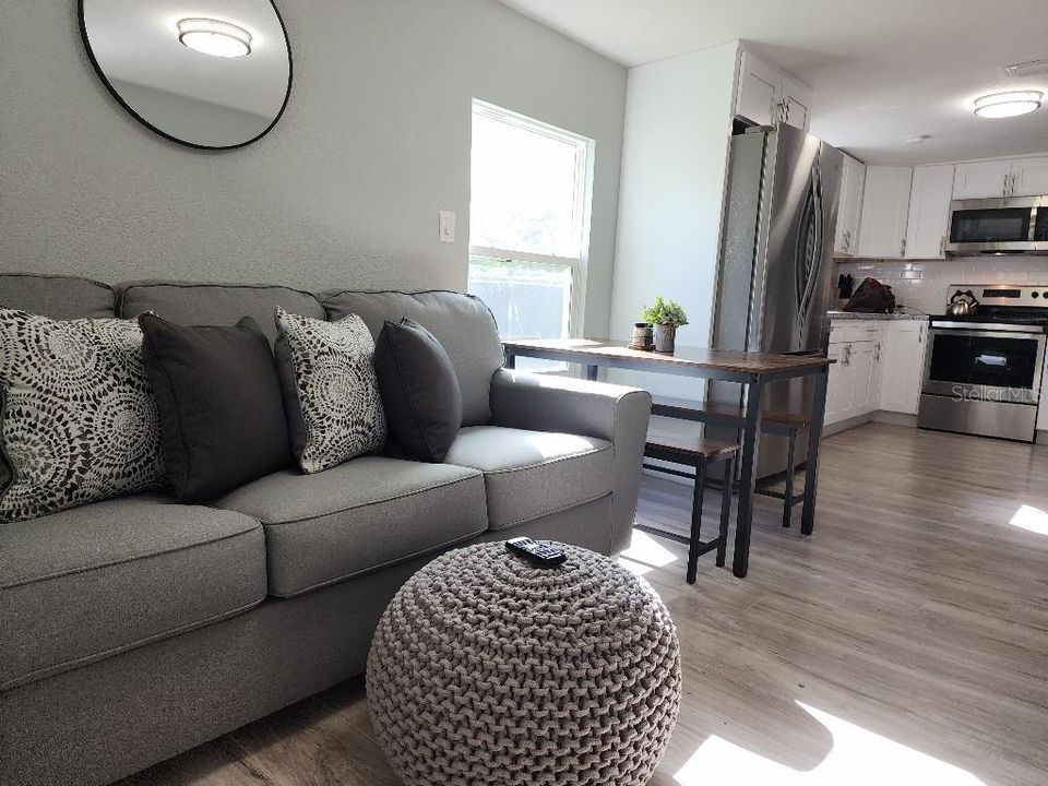 For Sale: $315,000 (2 beds, 1 baths, 696 Square Feet)