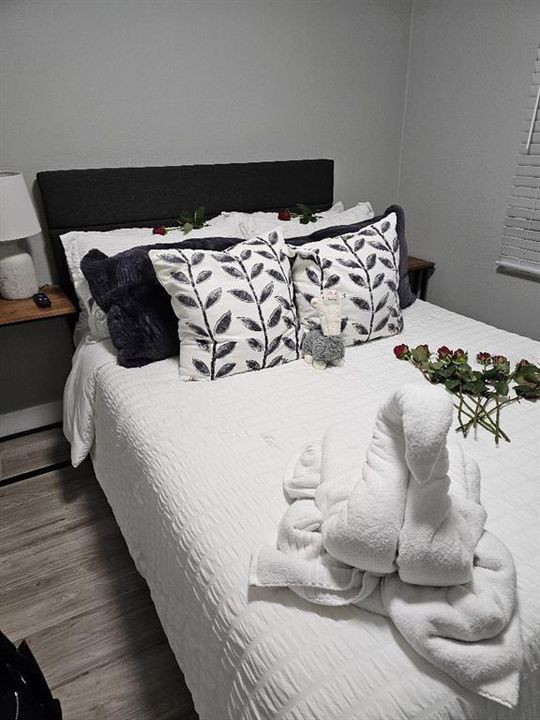 For Sale: $315,000 (2 beds, 1 baths, 696 Square Feet)