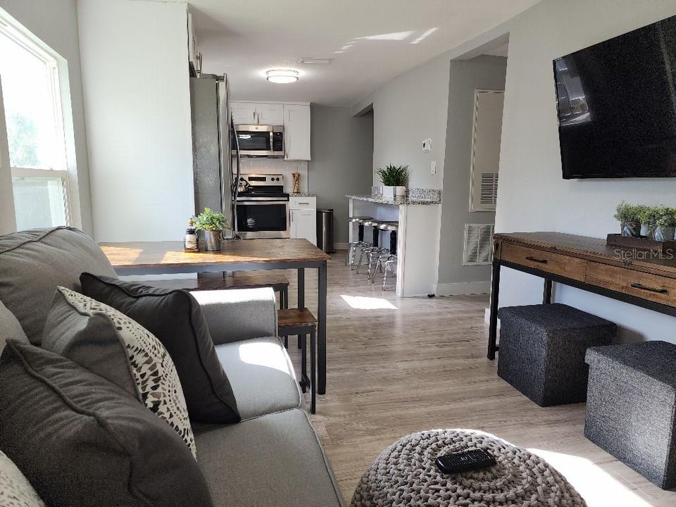 For Sale: $315,000 (2 beds, 1 baths, 696 Square Feet)