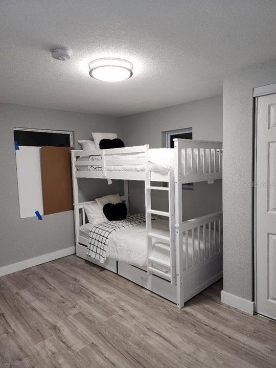 For Sale: $315,000 (2 beds, 1 baths, 696 Square Feet)