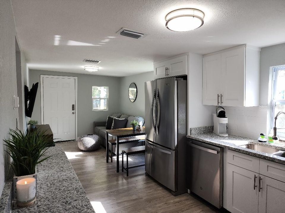 For Sale: $315,000 (2 beds, 1 baths, 696 Square Feet)