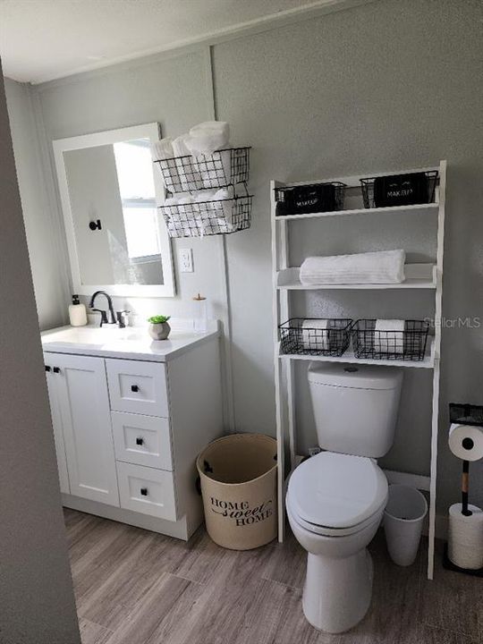 For Sale: $315,000 (2 beds, 1 baths, 696 Square Feet)