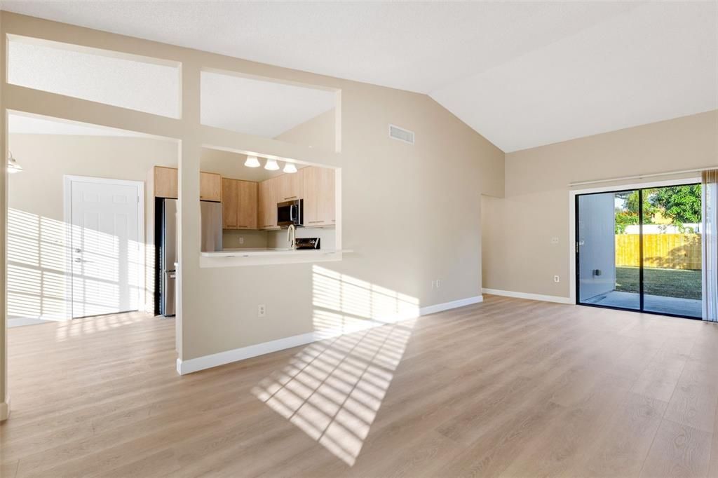For Sale: $359,000 (2 beds, 2 baths, 951 Square Feet)