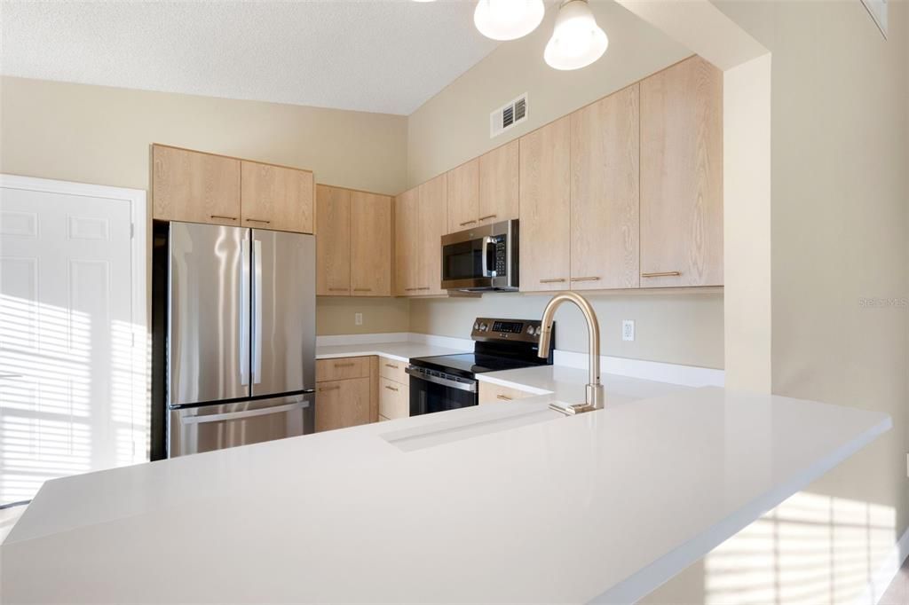 For Sale: $359,000 (2 beds, 2 baths, 951 Square Feet)