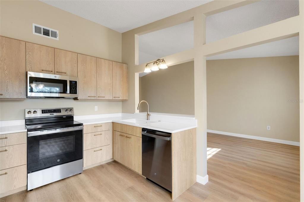 For Sale: $359,000 (2 beds, 2 baths, 951 Square Feet)