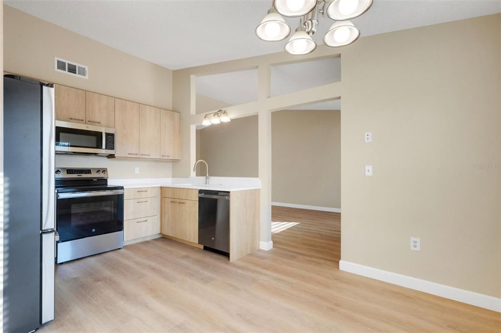 For Sale: $359,000 (2 beds, 2 baths, 951 Square Feet)