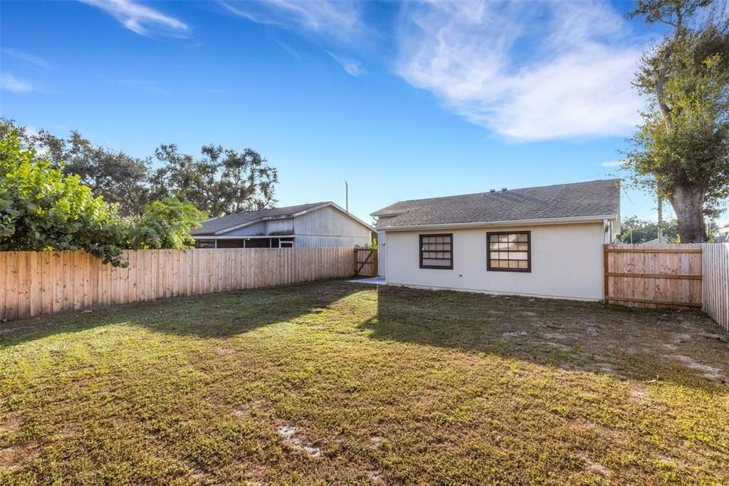 For Sale: $359,000 (2 beds, 2 baths, 951 Square Feet)