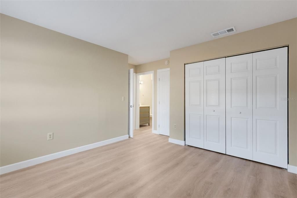 For Sale: $359,000 (2 beds, 2 baths, 951 Square Feet)