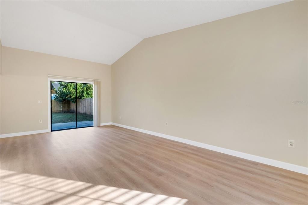 For Sale: $359,000 (2 beds, 2 baths, 951 Square Feet)