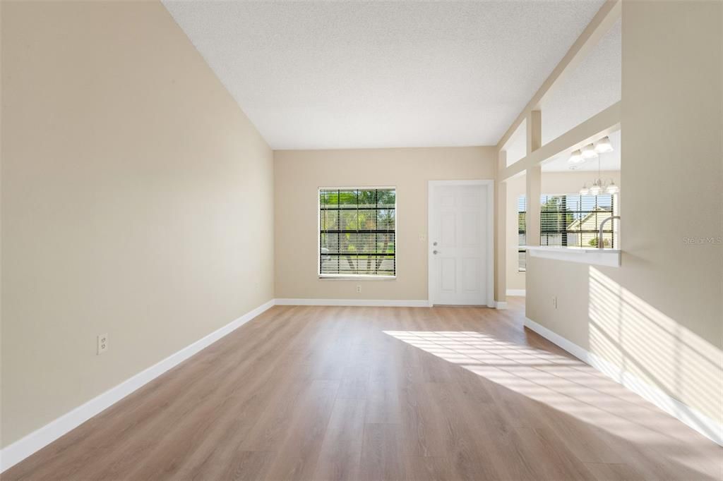 For Sale: $359,000 (2 beds, 2 baths, 951 Square Feet)