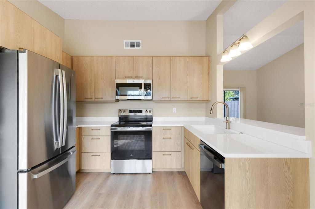 For Sale: $359,000 (2 beds, 2 baths, 951 Square Feet)