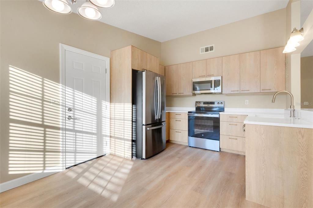 For Sale: $359,000 (2 beds, 2 baths, 951 Square Feet)