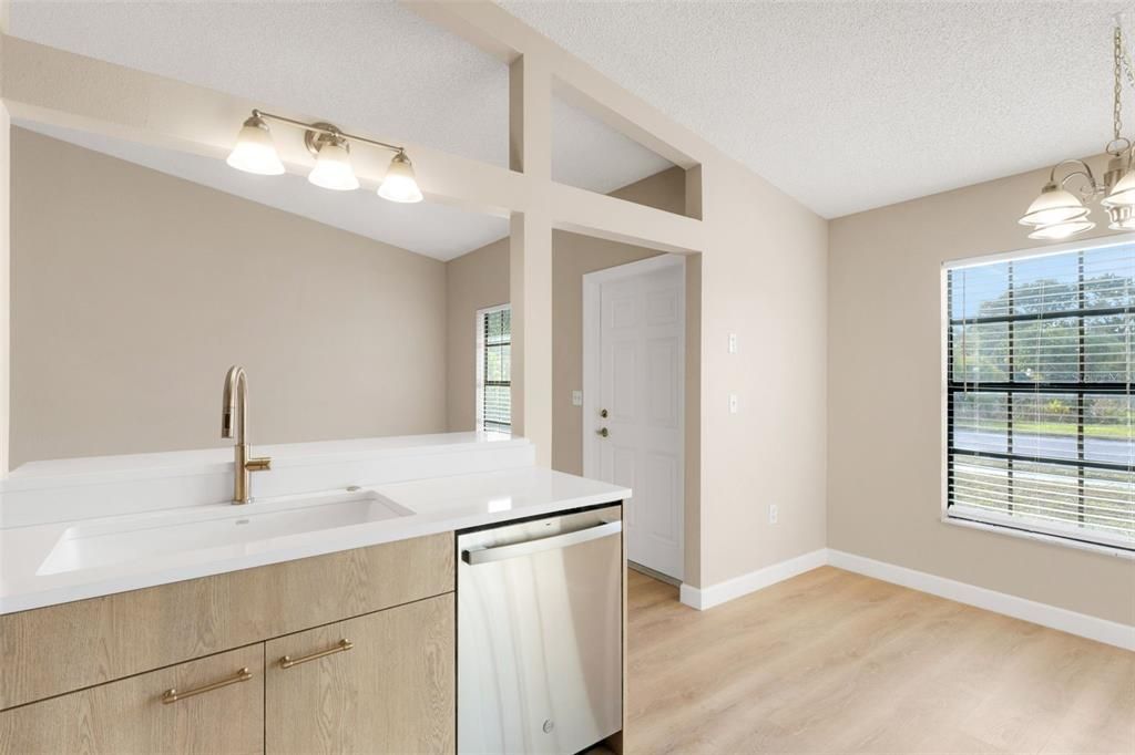 For Sale: $359,000 (2 beds, 2 baths, 951 Square Feet)